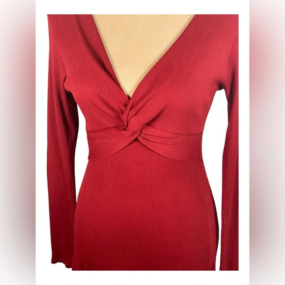 Alya Francescas Dress Red Long Sleeve Stretch Knit
Classic Feminine Size Medium - Picture 3 of 7